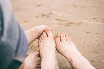 Pies de una pareja en la playa 