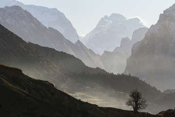 Montagne brumeuse. Himalaya, Népal