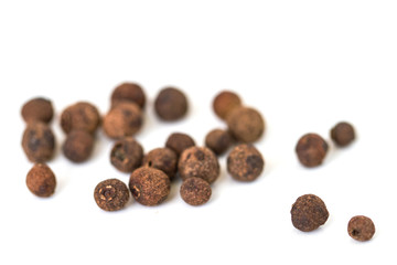 Grains allspise izolated on white