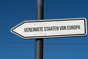Fototapeta premium Ein Wegweiser mit dem Pfeil in Richtung Vereinigte Staaten von Europa