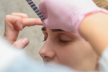 Master makeup corrects, and gives shape to pull out with forceps previously painted with henna...