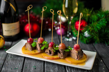New Year's table.Servicing New Year's table. Photos in the interior