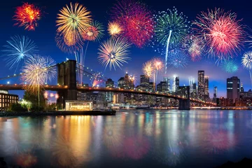 Fototapeten Feuerwerk über der Brooklyn Bridge in New York City, USA © eyetronic