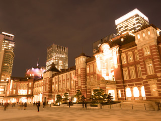 Fototapeta na wymiar 東京駅　丸の内駅前広場 