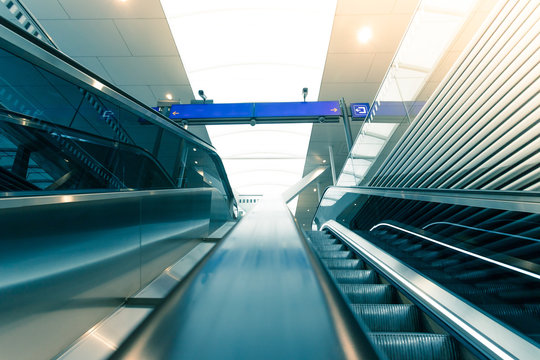 Rolltreppe auf Bahnhof, verreisen, Sonnenstrahlen