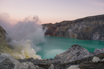 Fototapeta na wymiar Sonnenaufgang am Ijen Vulkan in Indonesien