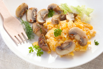 Rührei mit Champignons
