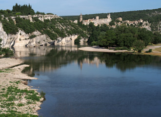 Fototapeta na wymiar Ardeche, Blick auf Aiguèze, Südfrankreich