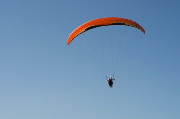 Esportistas praticando paraglider no brasil