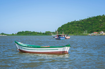 Pequeno barco pesqueiro em praia 