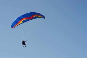 Esportistas praticando paraglider no brasil
