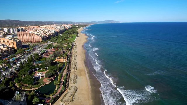 Playa Marina d´Or en Oropesa de Mar (Castellon, Comunidad Valenciana) Ciudad de vacaciones en España. Video aereo con Drone
