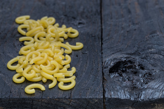 Gobbetti Nudeln auf dunklem rustikalen Holz