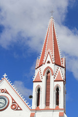 Fototapeta na wymiar Torre, Basílica Menor Nuestra Señora del Carmen. La Ceja, Antioquia, Colombia.