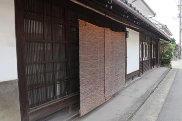 日本の古い家の街並み