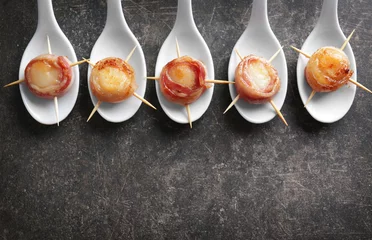 Foto op Plexiglas Spoons with bacon wrapped scallops on table © Africa Studio
