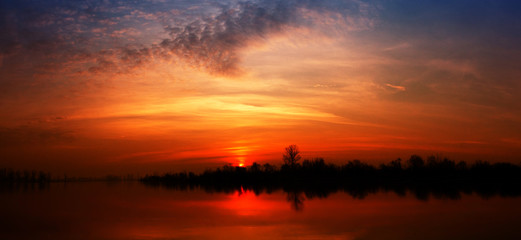 Fototapeta na wymiar very nice sunrise on the Bzura River in Poland