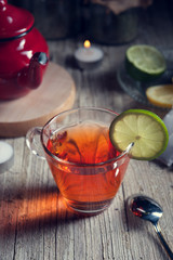taza de té sobre mesa de madera