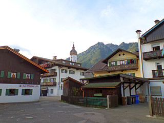 Naklejka premium Beautiful town with traditional houses in the foothill of the Bavarian Alps, Oberammergau, Germany 