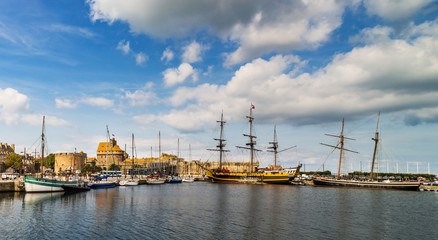Fototapeta na wymiar Old pirate frigate and boats in St-Malo