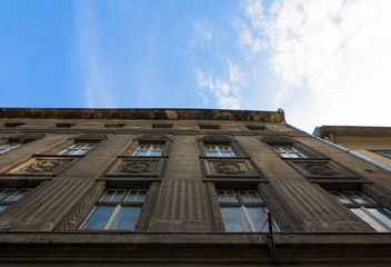 Fototapeta na wymiar Altes, heruntergekommenes Gebäude auf der Andrássy Utca Allee in Budapest