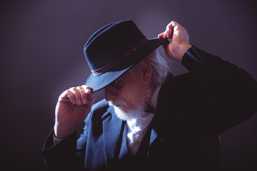 Älterer Herr mit Hut