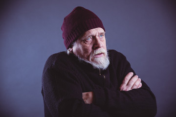 Attraktiver Senior mit Bart friert