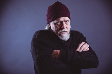 Attraktiver Senior mit Bart friert
