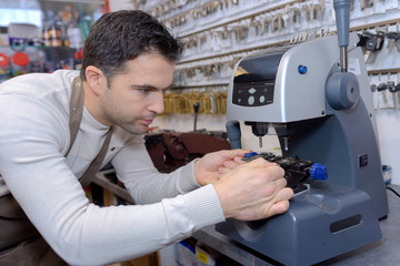 Key cutter using machine