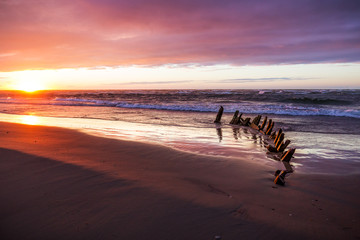 Altes Schiffswrack an einem Strand in der Nähe von Hirtshals © rphfoto