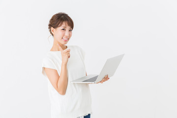 パソコンを見る女性