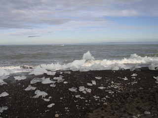 アイスランド・氷河湖近くの海岸の流氷