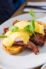 pouch egg with hollandaise sauce on ham and bread