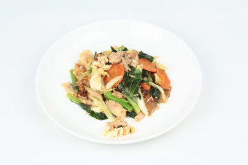 Fried big noodle with chicken and vegetables.