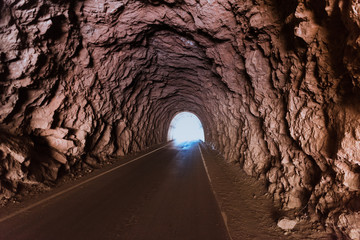 TUNEL SOBRE CARRETERA