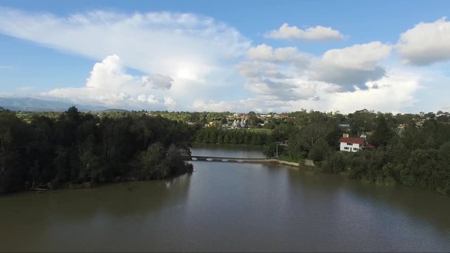 Recorrido a&eacute;reo sobre rio  en San Miguel Regla, Mexico
