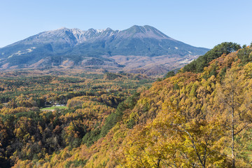 木曽開田高原九蔵峠の黄葉と木曽御嶽山