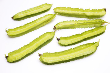 白背景のシカクマメの実