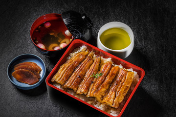 特上鰻重　Deluxe grilled eel and rice in lacquered box