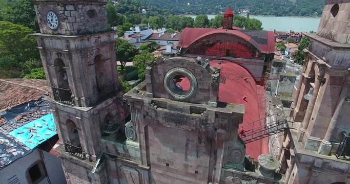 Drone volando sobre fachada de la Catedral de Valle de Bravo en Mexico