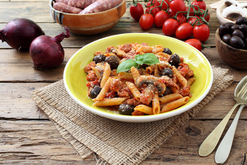 pasta italiana maccheroni con salsicce funghi e olive
