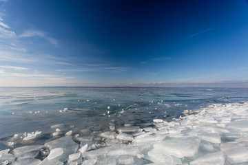 Fototapeta na wymiar frozen lake Balaton