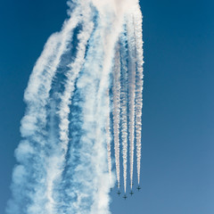 Flugschau vor blauem Himmel