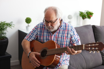 Obraz premium Retired man playing guitar