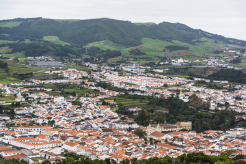 Fototapeta premium Blick vom Monte Brasil auf Angra do Heroísmo der Azoreninsel Terceira.