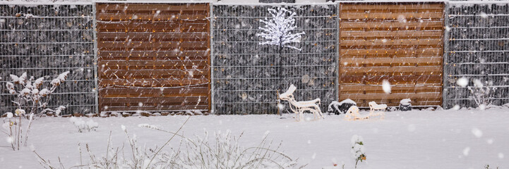 Garten mit Schneefal, Weihnachtsdekoration, Nordrhein-Westfalen, Deutschland, Europa