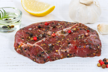 Fleisch Steak roh Rindfleisch Holzbrett