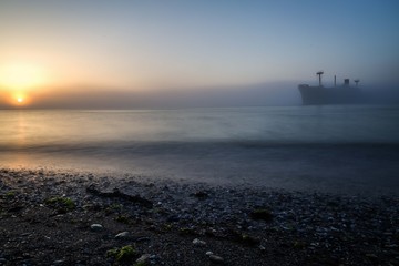 Obraz premium Ruin of a ship in the black see