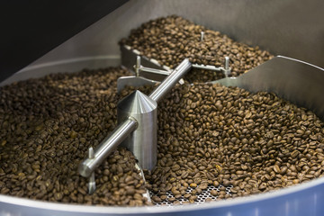 Machine for roasting coffee beans in large quantities