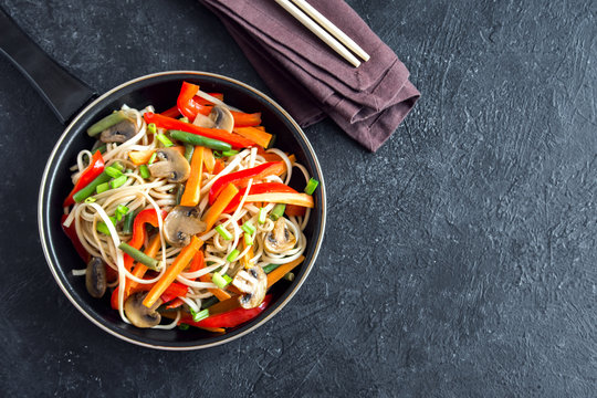 Stir fry with udon noodles and vegetables